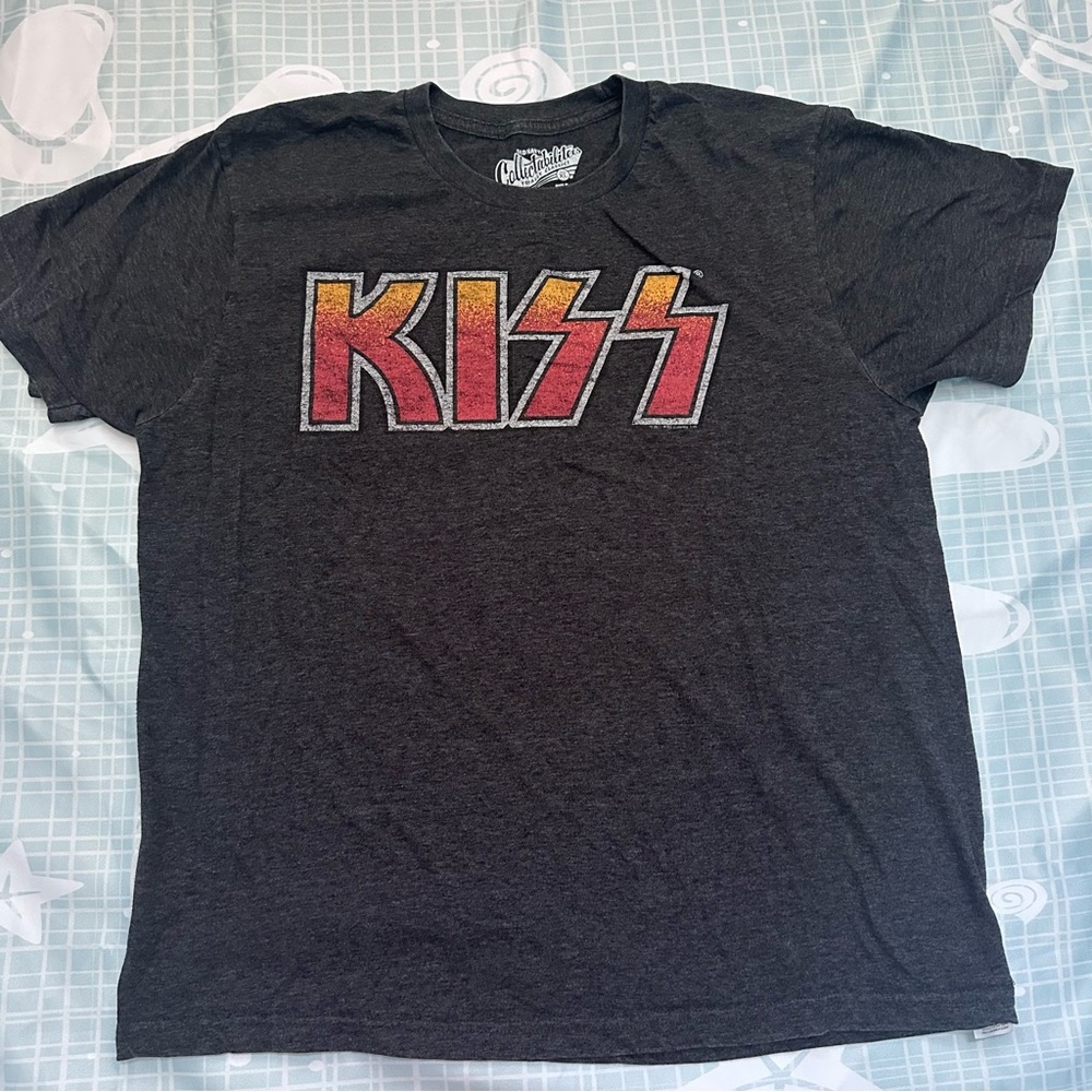 Men’s Kiss size extra large shirt